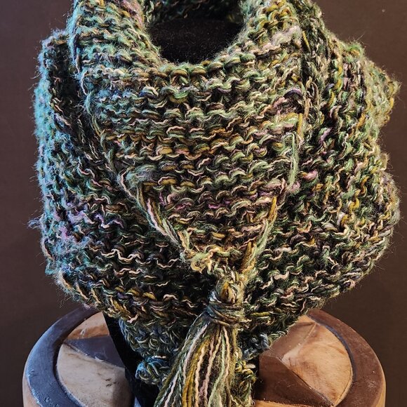 Hand knitted, new shawl, fine, soft yarn. - Picture 2 of 3